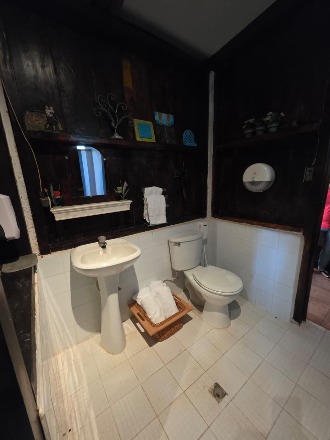 Full bathroom of Room A in the colonial house