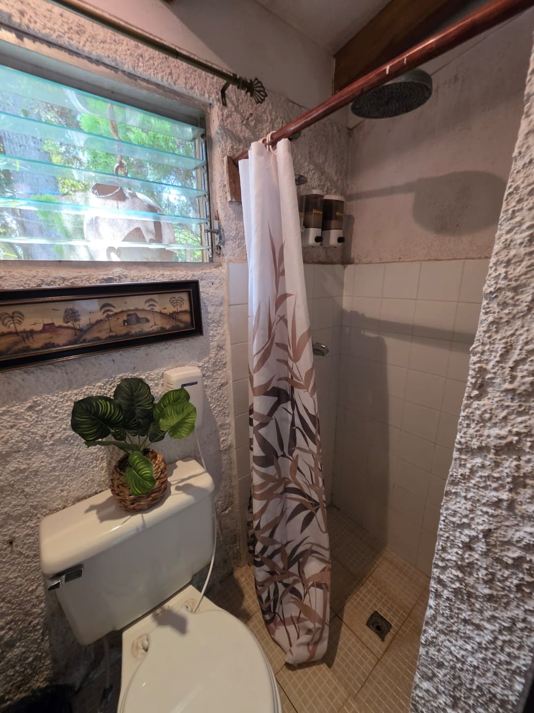 Full bathroom of Room B with its hot shower